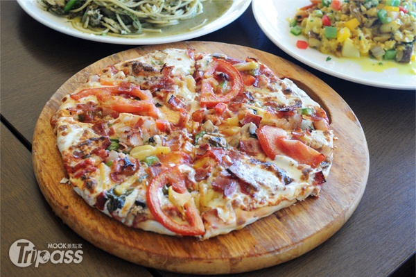 海洋天堂歐風餐館最有名的餐點就是薄餅皮比薩。