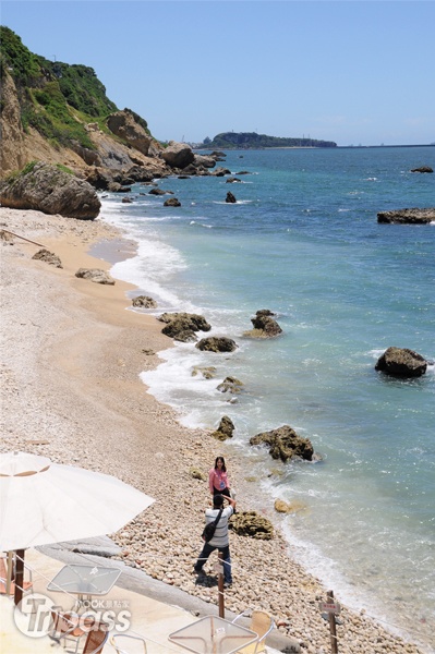 遊客最愛在餐廳旁海岸拍照留念。