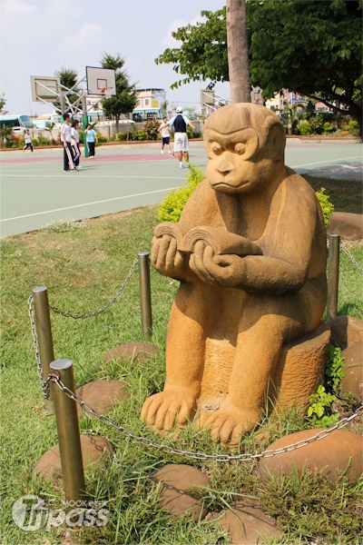 校園內有趣的猴子雕像，意指會讀書（台語唸法與猴讀書相似），所以才有這尊猴子的出現，但可惜並未出現在電影中。