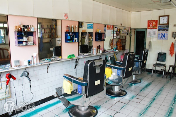 傳統理髮廳的座椅和鏡子，讓人格外懷念。