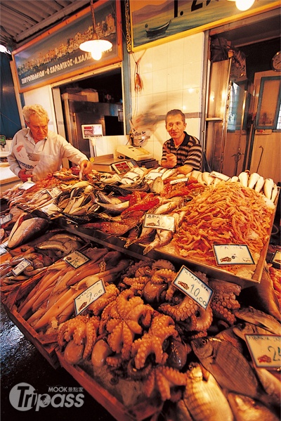 碼頭旁的魚市場販售新鮮捕獲的漁產。