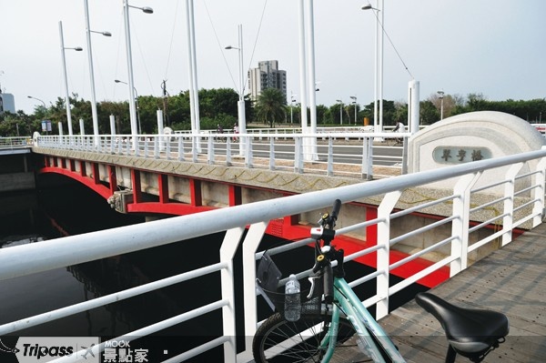騎單車已成全民運動，圖為前鎮河自行車道。（圖片提供／墨刻編輯室）