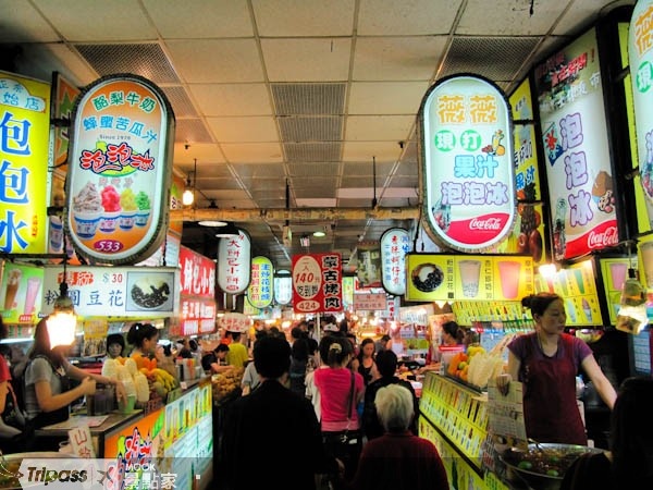 台灣特有的夜市文化為旅客最愛的景點之一。（圖片提供／墨刻編輯室）