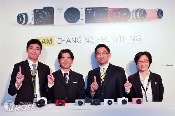 Nikon香港銷售主管劉偉文、總經理沼子真幸與國祥貿易總經理林翰、副總經理林亨美在記者會上發表「Nikon 1」系列相機。（圖片提供／國祥貿易）