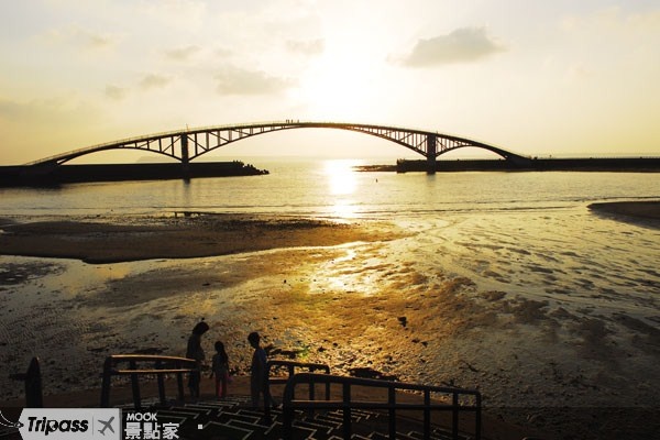 台灣觀光巴士以一日遊或半日遊方式，帶遊客造訪台灣美景。（圖片提供／墨刻編輯室）