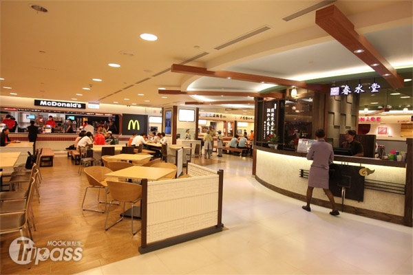 全新完工的美食廣場引進麥當勞、春水堂、度小月等國際及台灣的連鎖美食品牌。（圖片提供／統一超商）