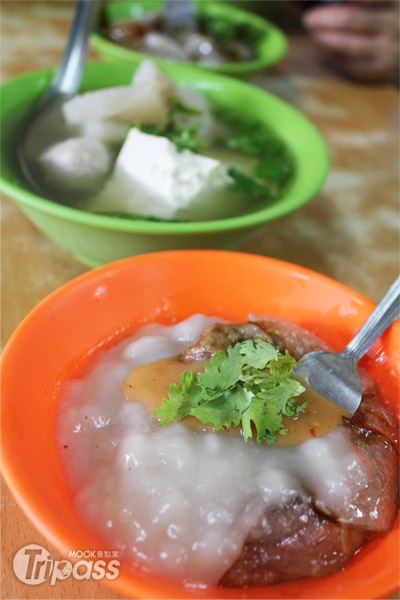 加上辣醬的肉圓更夠味，還可搭配綜合湯，湯裡有大塊豆腐、貢丸、蘿蔔，一碗也只要35元。