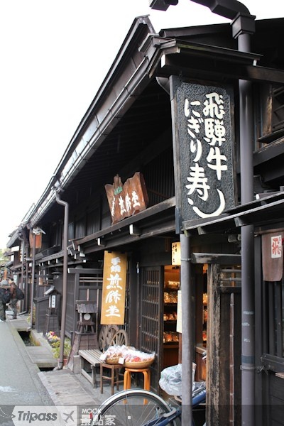 除了徒步遊覽高山市的古町以外，還可坐人力車遊街。（攝影／景點家池冰蕙）