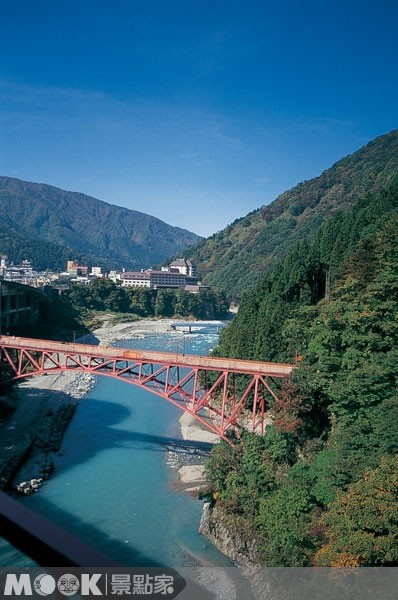 乘坐黑部峽谷鐵路，可欣賞從宇奈月溫泉車站到櫸平車站之間的峽谷美景
，火車的行駛時間會依山區的積雪情況調整。（圖片提供／墨刻編輯室）