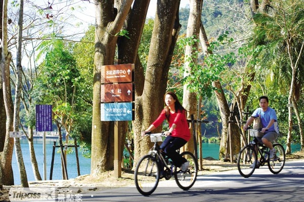 日月潭周邊擁有規畫完善的自行車步道。（圖片提供／墨刻編輯部）