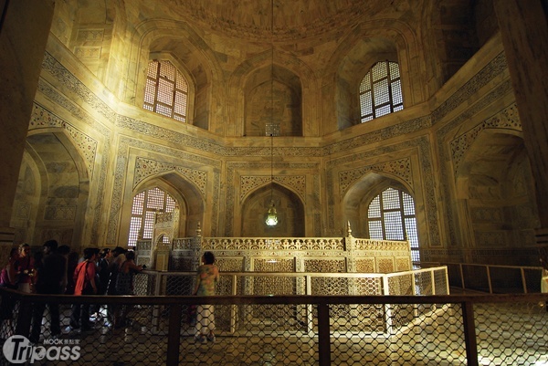 泰姬瑪哈陵的鑲嵌藝術、浮雕、格子窗和可蘭經書法，都是值得細細觀賞的建築成就。（圖說提供／墨刻編輯部）