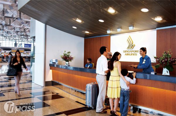 旅客可以在樟宜機場第二與第三航廈的轉機區服務櫃台同時出示電子機票與抵達班機的登機證後，領取購物券。(圖片提供／新加坡航空)