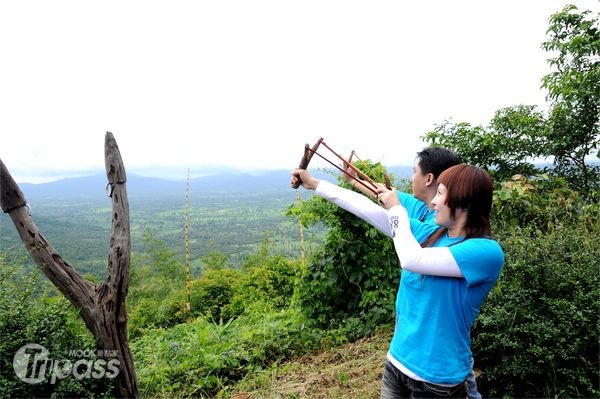 在ThapLan國家公園體驗用彈弓種樹非常受到遊客歡迎。（攝影／景點家李欣怡）