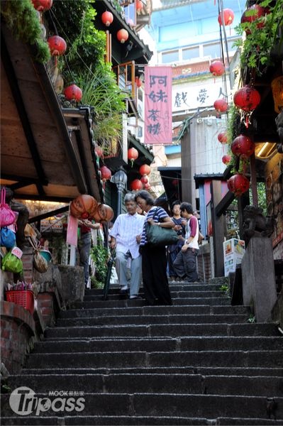 九份豎崎路至今仍舊熱鬧。