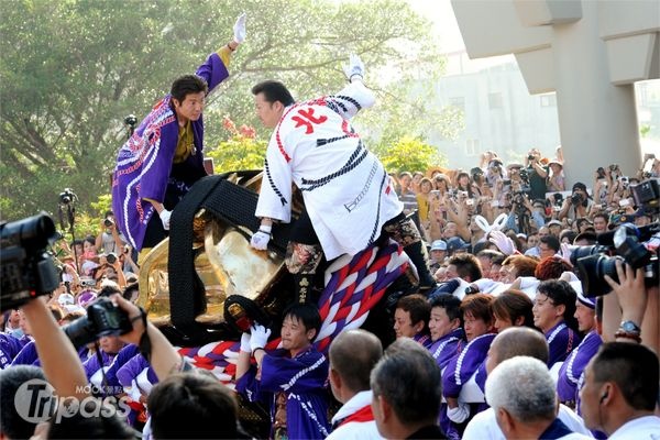 驚險的撞轎儀式是為搖醒神轎的靈魂，用以祈福之意。（圖片提供／台北市政府觀傳局）