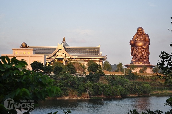 這尊慈悲喜樂的彌勒佛像由3000片青銅打造。（攝影／景點家江明麗）