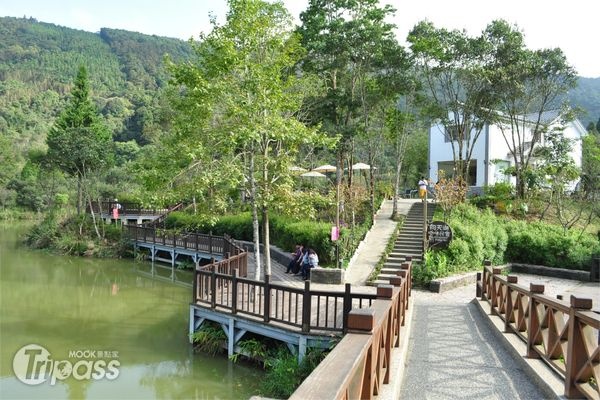 環湖木棧步道跨過向天湖，對岸就是向天湖民宿與餐廳。（攝影／景點家江明麗）