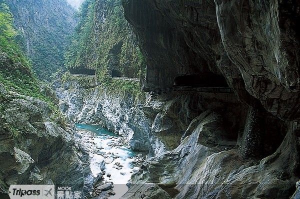 太魯閣到武嶺險峻的地形，挑戰參賽選手的騎乘實力。（圖片提供／墨刻編輯部）