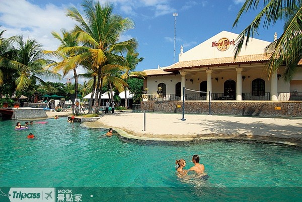 庫塔市區的峇里島硬石酒店，擁有完善的游泳池設施。（圖片提供／墨刻編輯部）