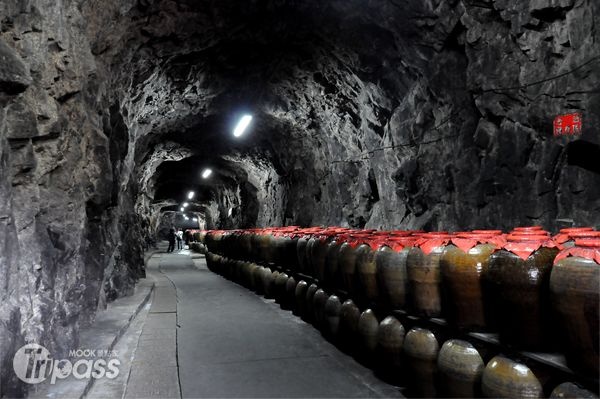 馬祖酒廠的酒就儲藏在八八坑道內，坑道全年恆溫，猶如一個大冰窖。（攝影／景點家李欣怡）