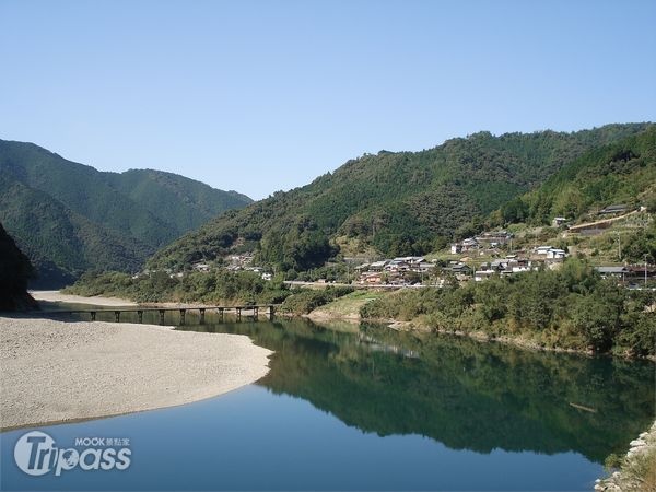 有「日本最後一條清流」之稱的四萬十川，特有的沉下橋造型，是兼顧兩岸交通與因應河水泛濫而設計。（攝影／景點家魏汝蔚）