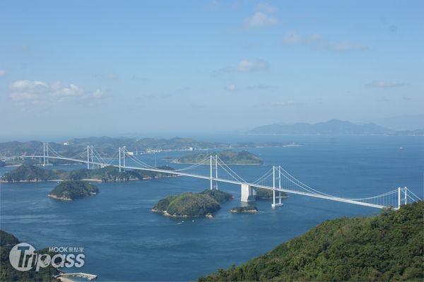 瀨戶內海區域的多座大橋，形成當地特有的壯麗景觀，圖為來島海峽大橋。（攝影／景點家魏汝蔚）