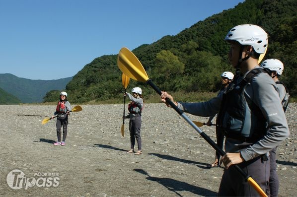 穿好防寒衣、救生衣後，還得先在岸上練習前進、後退、轉彎等划槳要領。（攝影／景點家魏汝蔚）