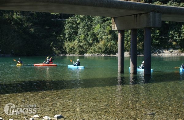 泛舟時，會經過幾處沉下橋，換個角度過橋，感覺很不一樣。（攝影／景點家魏汝蔚）