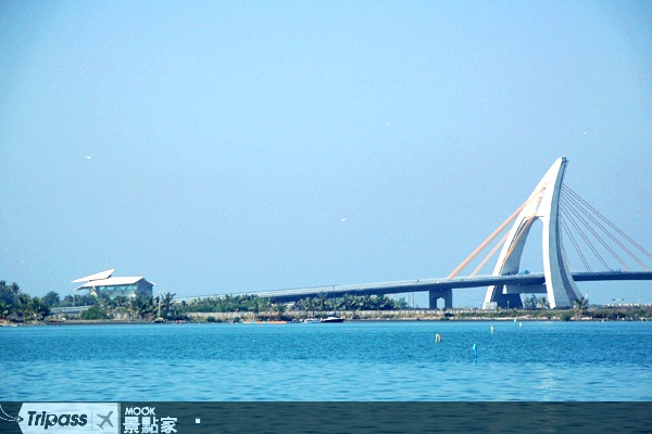 全國首座開啟活動橋「鵬灣跨海大橋」，是大鵬灣著名的地標。（圖片提供／青洲濱海遊憩區）