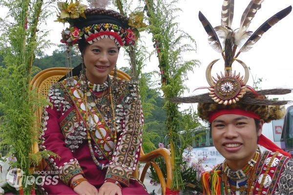 今年的南島族群婚禮活動吸引了12對新人參加，新人穿著的原住民傳統服裝皆由當地族人家庭提供。（攝影／景點家劉佳雯）