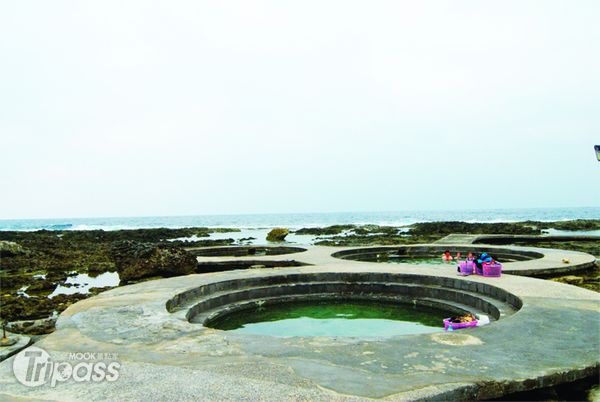 位於綠島的海底溫泉，是台灣難得的特有泡湯場域。（圖片提供／墨刻編輯部）