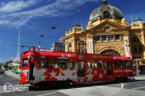 迎接耶誕節，墨爾本電車已換上耶誕裝扮。（圖片提供／Tourism Victoria）