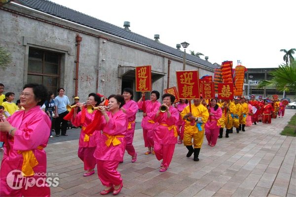 台中社區文化季的主要活動明天將在台中文化創意產業園區登場，有古婚禮習俗、藺草編織等免費互動體驗。（圖片提供／台中市政府文化局）