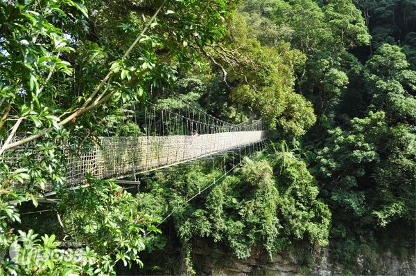 神仙谷吊橋可以有最佳角度欣賞瀑布。（攝影／景點家江明麗）