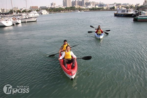 台南即日起到12月25日，將在週末舉辦免費的獨木舟及OP帆船體驗活動。（圖片提供／台南市政府觀光旅遊局）