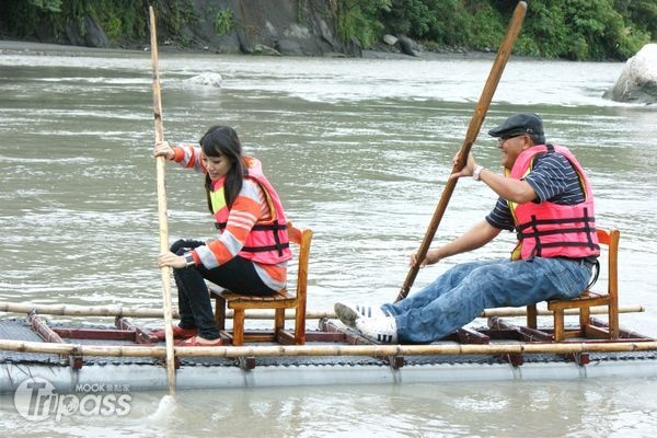 來台東東河鄉的瑪洛阿瀧部落，可以挑戰阿美族的成年禮考驗──划竹筏。（攝影／景點家劉佳雯）