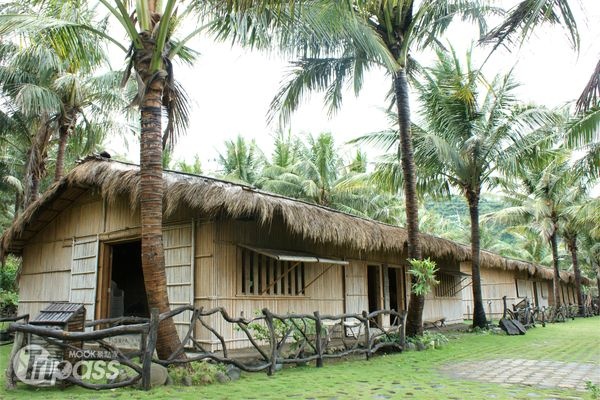 部落屋的形式、外觀都比照阿美族的傳統住屋興建。（攝影／景點家劉佳雯）