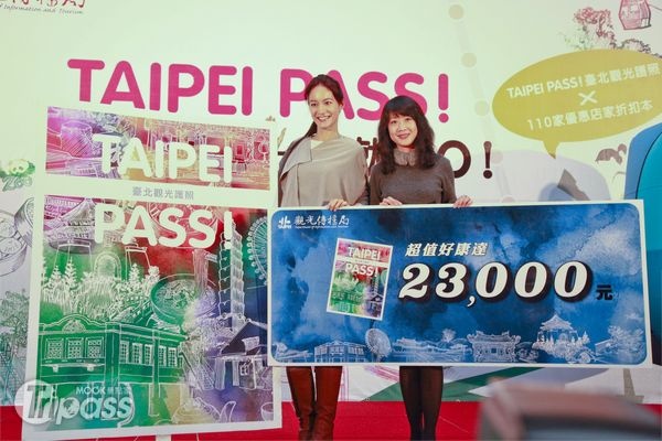 「Taipei Pass 一本就GO」發表會，觀傳局局長趙心屏（圖右）邀請知名旅遊節目主持人Janet（圖左），以「臺北市自由行推廣大使」身分，現身分享。（圖片提供／臺北市政府觀光傳播局）