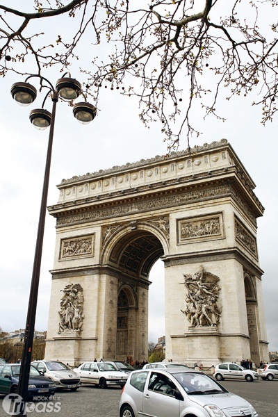 凱旋門拱門上的雕刻是欣賞重點，內容多在描繪拿破崙帝國出征勝利事蹟。（圖片提供／墨刻編輯部）