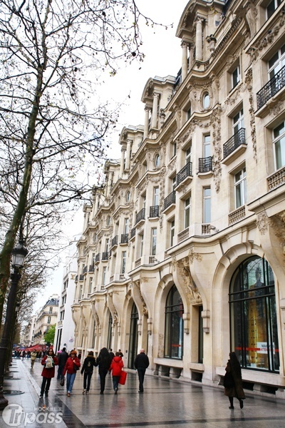 香榭麗舍大道兩旁設有眾多精品、服飾店，巴黎最大的LV旗艦店就在這裡。（圖片提供／墨刻編輯部）