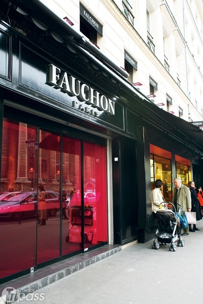 位在瑪德蓮廣場的佛雄（Fauchon）與赫迪亞（Hediard），是兩家百年糕餅店。（圖片提供／墨刻編輯部）