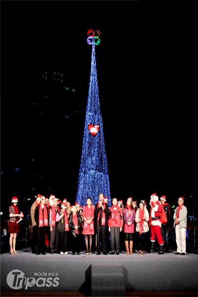 巨星耶誕晚會將在新北市政府市民廣場舉辦，還能欣賞到全台最高的聖誕樹。（圖片提供／新北市政府觀光旅遊局）