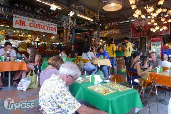 札都甲週末市集仍有眾多遊客前往逛街、吃小吃。（攝影／景點家劉佳雯）