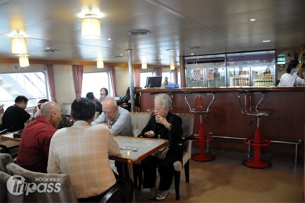 船上設有餐廳，販售簡單的餐食。（攝影／景點家李欣怡）