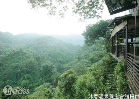 沐春位於關子嶺溫泉區，溪谷飛瀑、山嵐與雲霧時而徘徊，可飽覽四季山林之美。（圖片提供／ 沐春溫泉養生會館）