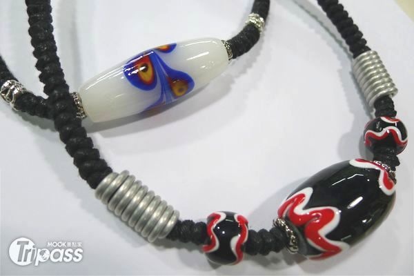 《海角七號》電影中男女主角配戴的琉璃珠項鍊，成為熱賣的周邊商品。（攝影／景點家劉佳雯）