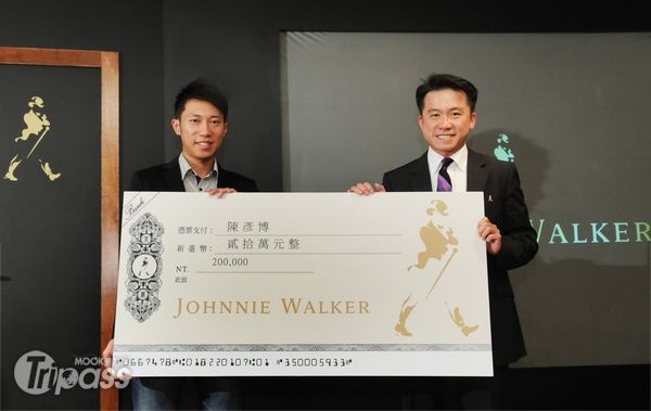 陳彥博（圖左）接受帝亞吉歐有限公司台灣分公司董事總經理朱鎮豪致贈圓夢基金。（圖片提供／帝亞吉歐DIAGEO）