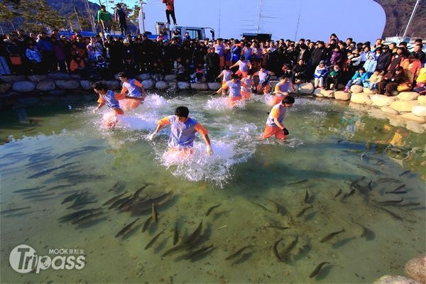 平昌的鱒魚節活動吸引許多民眾參加，熱鬧非凡。（圖片提供／韓國觀光公社）