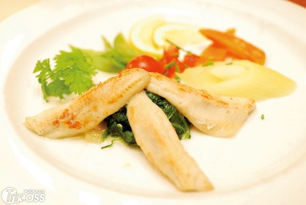 日內瓦鄰近大湖，新鮮的河鱸魚片是必吃的一道名菜。（圖片提供／墨刻編輯部）