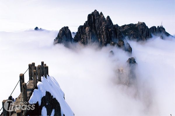 冬天是黃山雲海出現最多的季節，圖為玉屏景區，是黃山主要的景觀區。（圖片提供／雄獅旅遊）